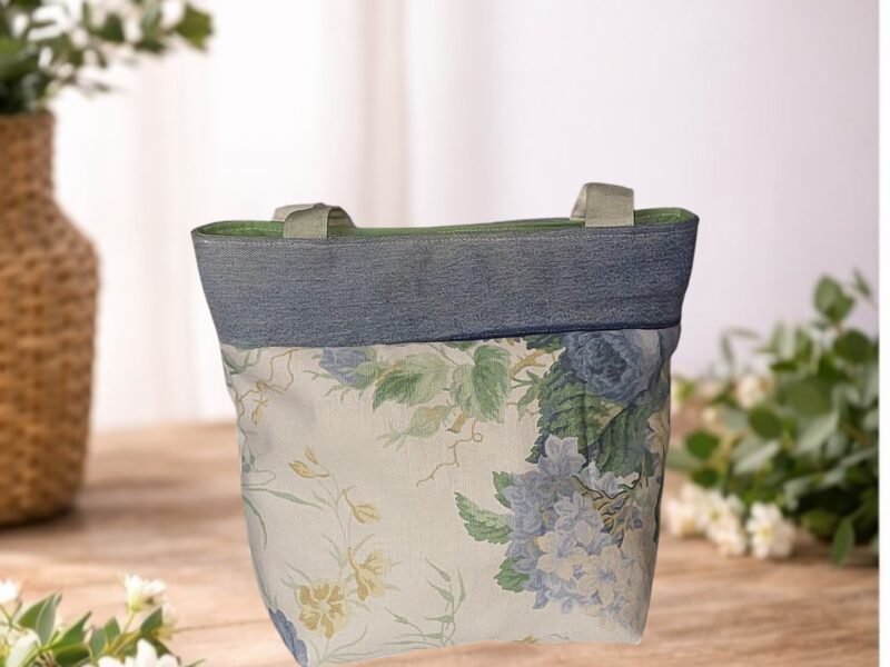 Sac cabas upcycling jean & tissu fleuri vintage – pièce unique fait main 🌿