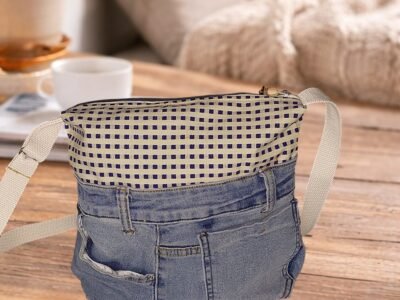 Sac bandoulière jean recyclé & tissu écru carreaux marine – fait main upcycling