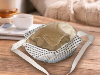 Sac bandoulière jean recyclé & tissu écru carreaux marine – fait main upcycling