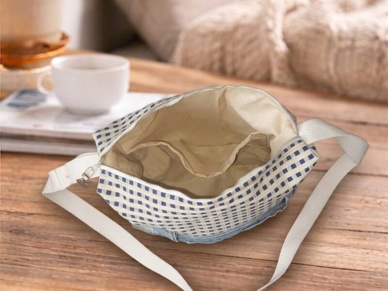 Sac bandoulière jean recyclé & tissu écru carreaux marine – fait main upcycling